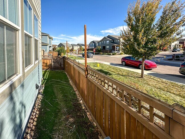 Building Photo - CORNER 3bd 2.5ba paired home in Trails Edge!