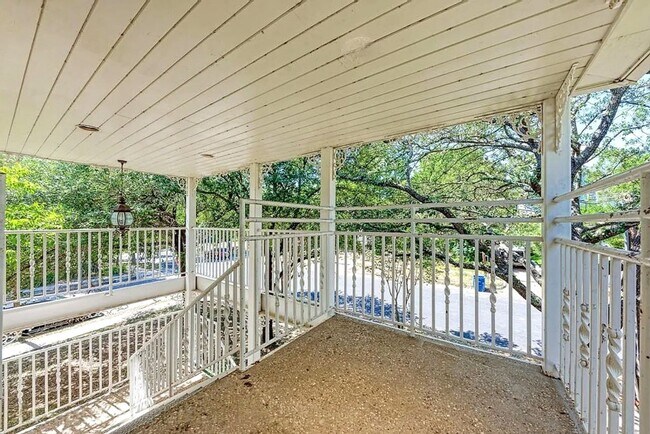 Building Photo - Spacious 14-Bedroom Property Ideal for Groups & Organizations