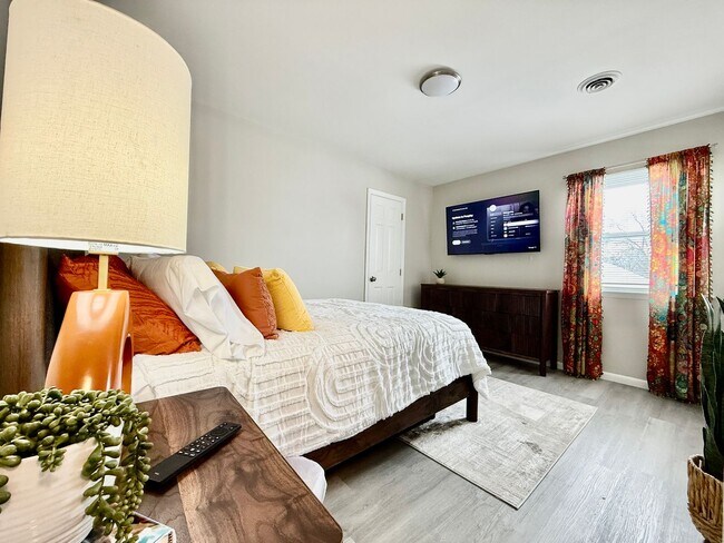 Building Photo - Cozy Two Bedroom Apartment in the City Center