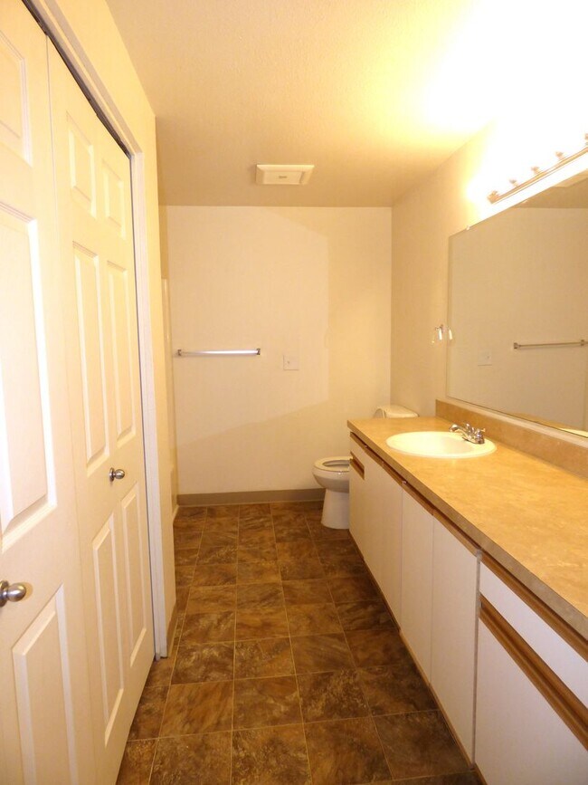 Building Photo - Rent Special: FREE June's Rent - 2 Bedroom 1 Bath Unit NE Salem!