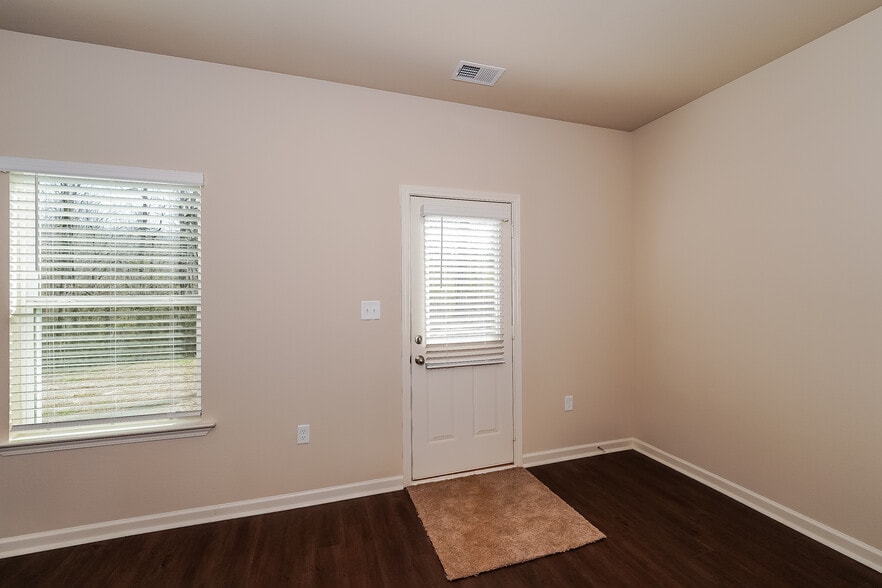 Building Photo - 484 Clover Cir