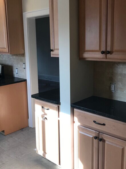 Building Photo - 146 Tooker Ave