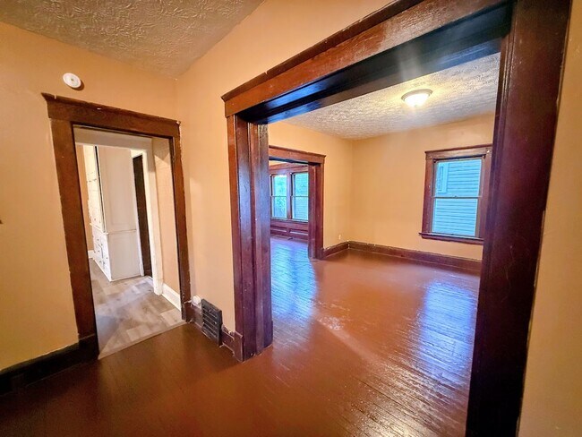 Building Photo - Three bedroom one bathroom home for rent
