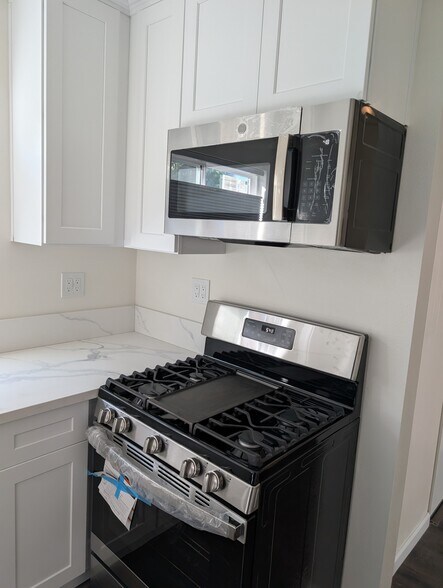 Unit B - Microwave and Stove - 5011 Stacy St