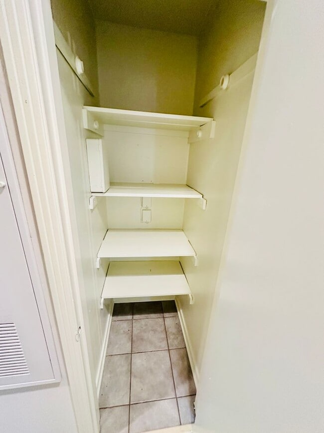 Building Photo - Ground Floor 1BR Condo with Private Yard i...