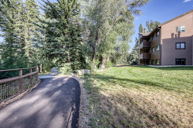 Building Photo - 1061 W Beaver Creek Blvd