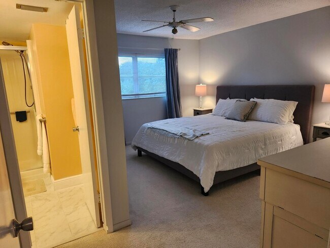 Building Photo - 330 NE 26th Ave