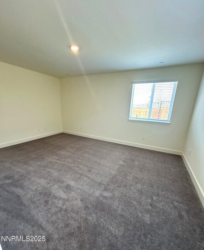 Building Photo - 963 Cascade Range Dr