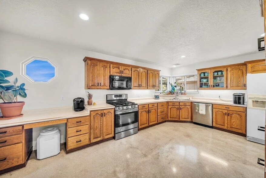 Building Photo - 1010 N 1800 E