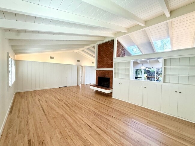 Building Photo - Beautiful 3BR/3BA Point Loma Home with Vaulted Ceilings & Central AC