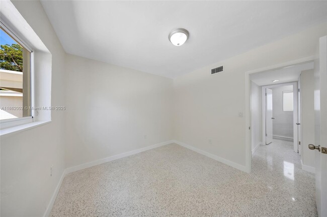 Building Photo - 1096 Raven Ave