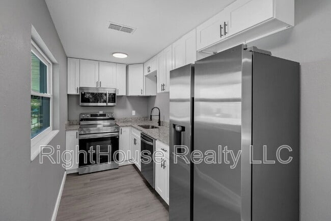 Building Photo - 315 Bayview St