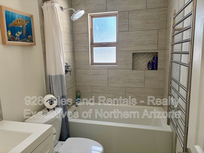 Building Photo - 1928 N Lynn Dr