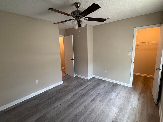 Building Photo - Beverly Manor Newly Renovated 2 Bedroom 1.5 Bathroom