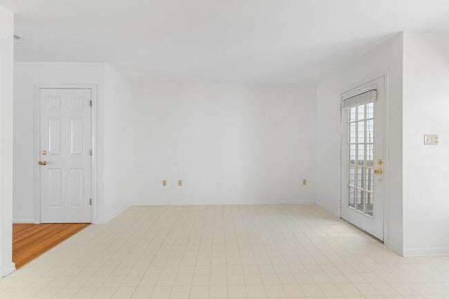 Building Photo - Spacious Townhouse with Basement in Farmvi...