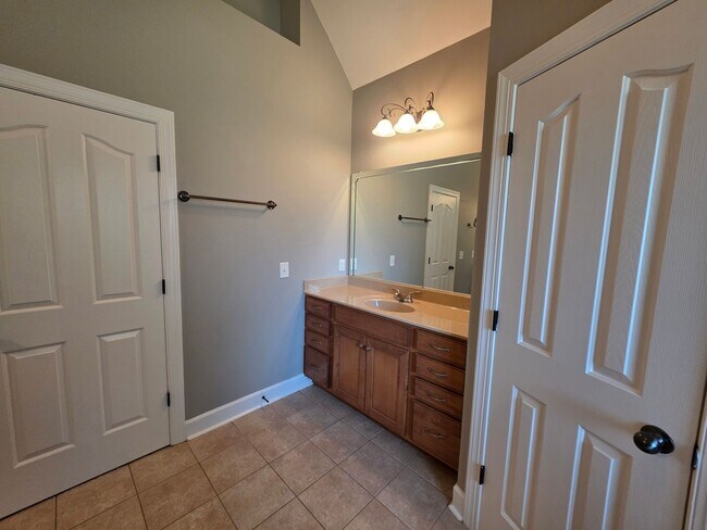 Building Photo - Holiday SPECIAL!! $500 OFF Your Move-In Co...