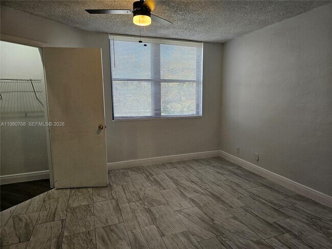 Building Photo - 216 Lake Pointe Dr