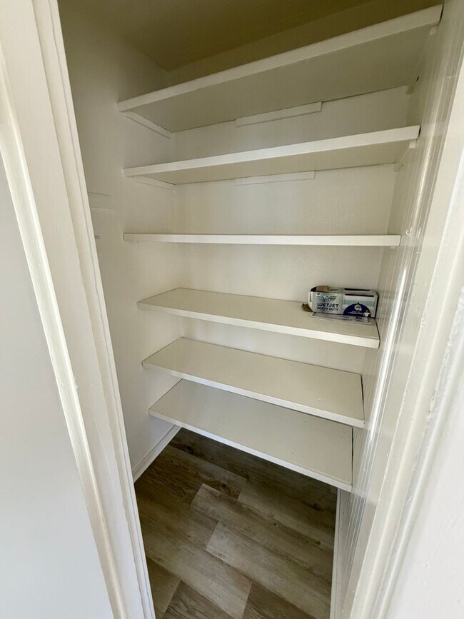 Building Photo - 2 Bed 1 Bath w/ garage & laundry