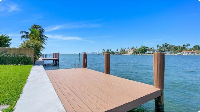 Building Photo - 7536 W Treasure Dr