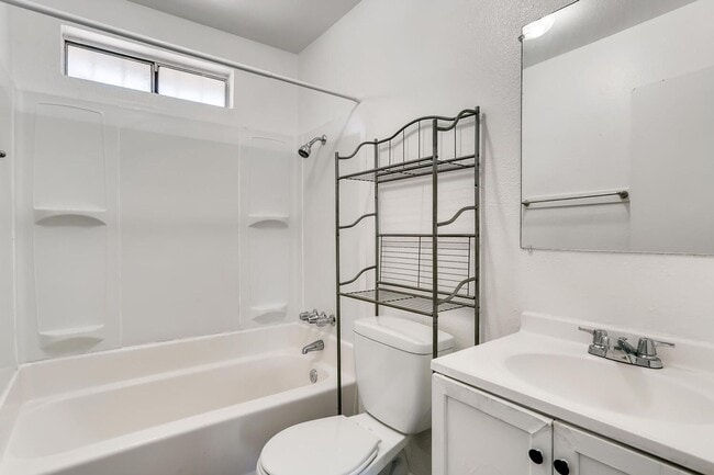 Building Photo - Redone STUNNING 1st floor Apartment!