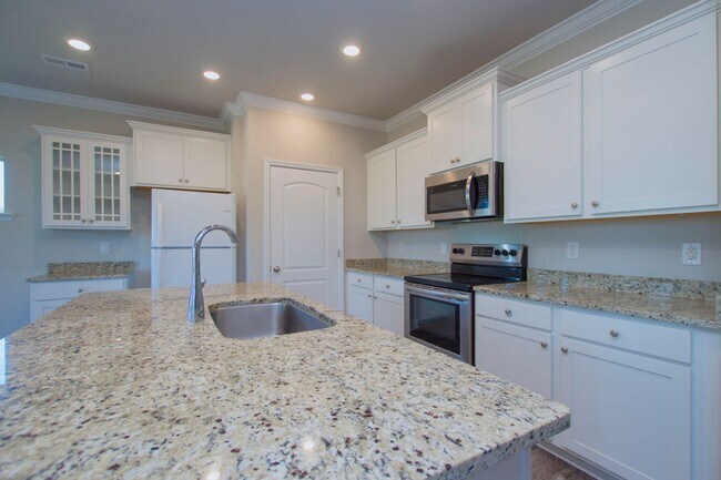 Building Photo - Move in special