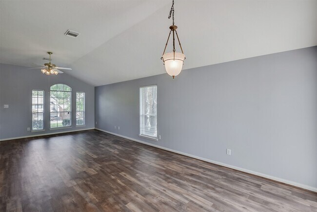 Building Photo - 855 Lake View Dr