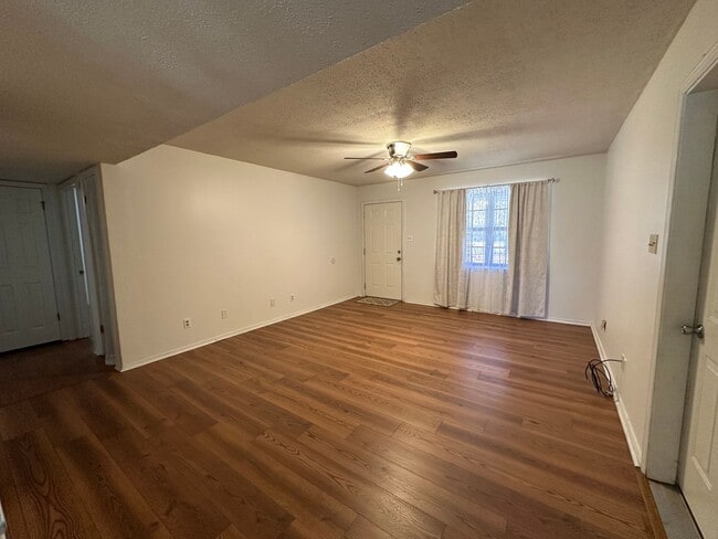 Building Photo - Welcome to your new home in the heart of Russellville, AR!