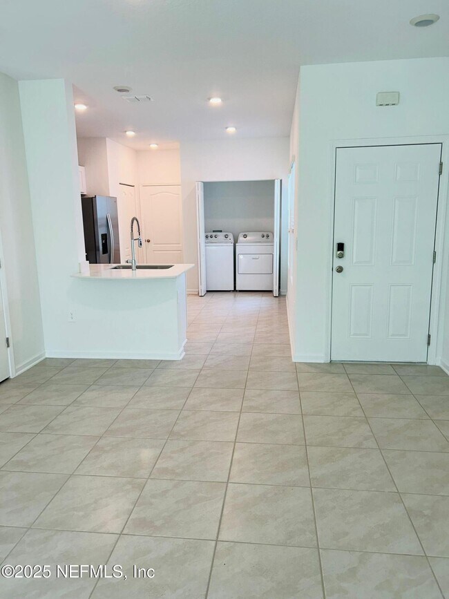 Building Photo - 206 Tidal Bch Ave