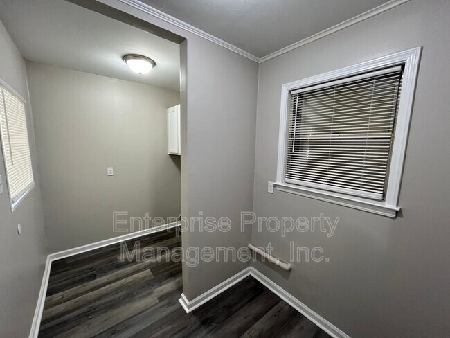 Building Photo - 1343 Dove St