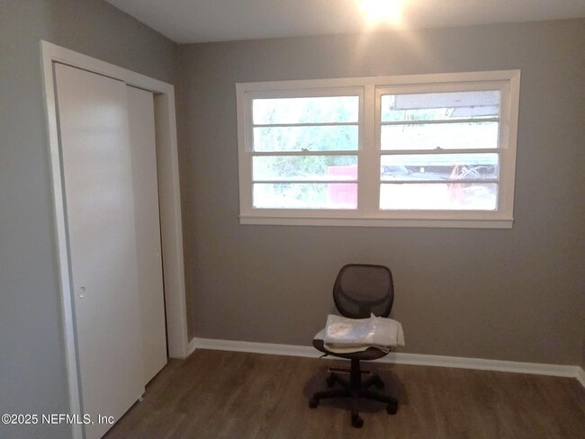 Building Photo - 1568 Hatley St W