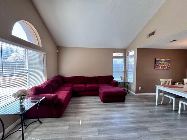 Building Photo - Beautiful 4 Bedroom Pool Home with Solar i...