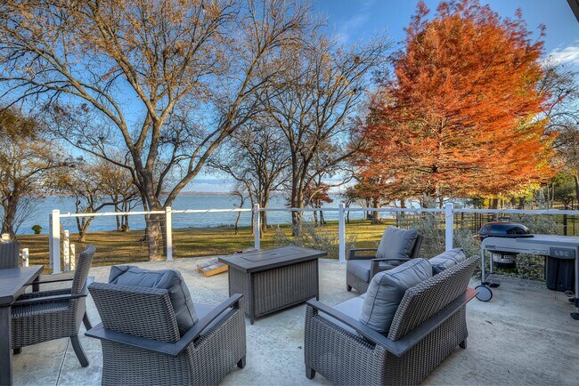 Building Photo - 8606 Columbia Dr