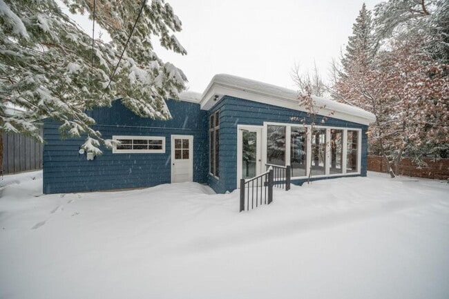 Building Photo - 225 E 25th St