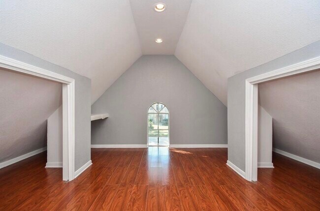 Building Photo - 18522 Autumn Park Dr