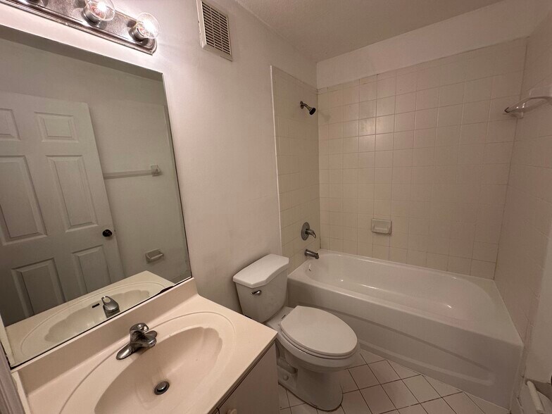 Building Photo - 1261 SE 31st Ct