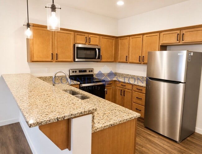 Building Photo - Charming Townhouse Close To The Village!