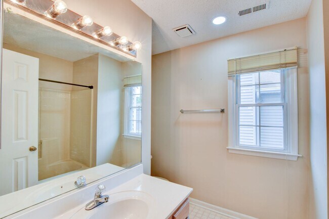 Building Photo - 922 Willow Point