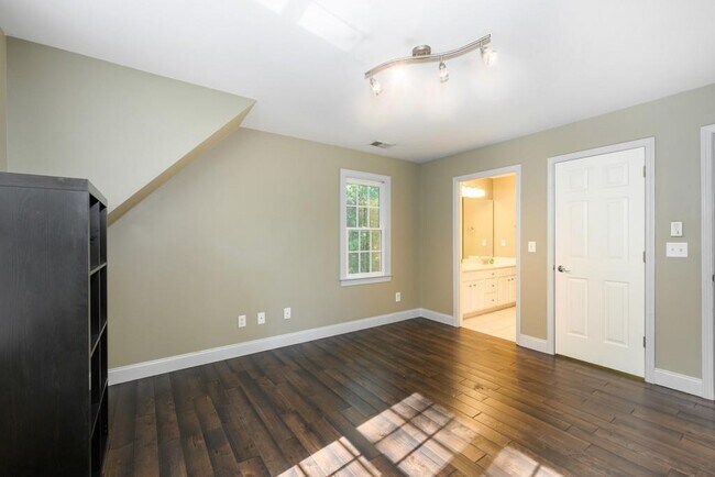 Building Photo - 4878 Long Island Dr NE