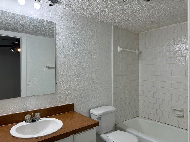 Building Photo - 1825 Sq Ft- 3 Bed/2Bath Duplex- All Appliances Included