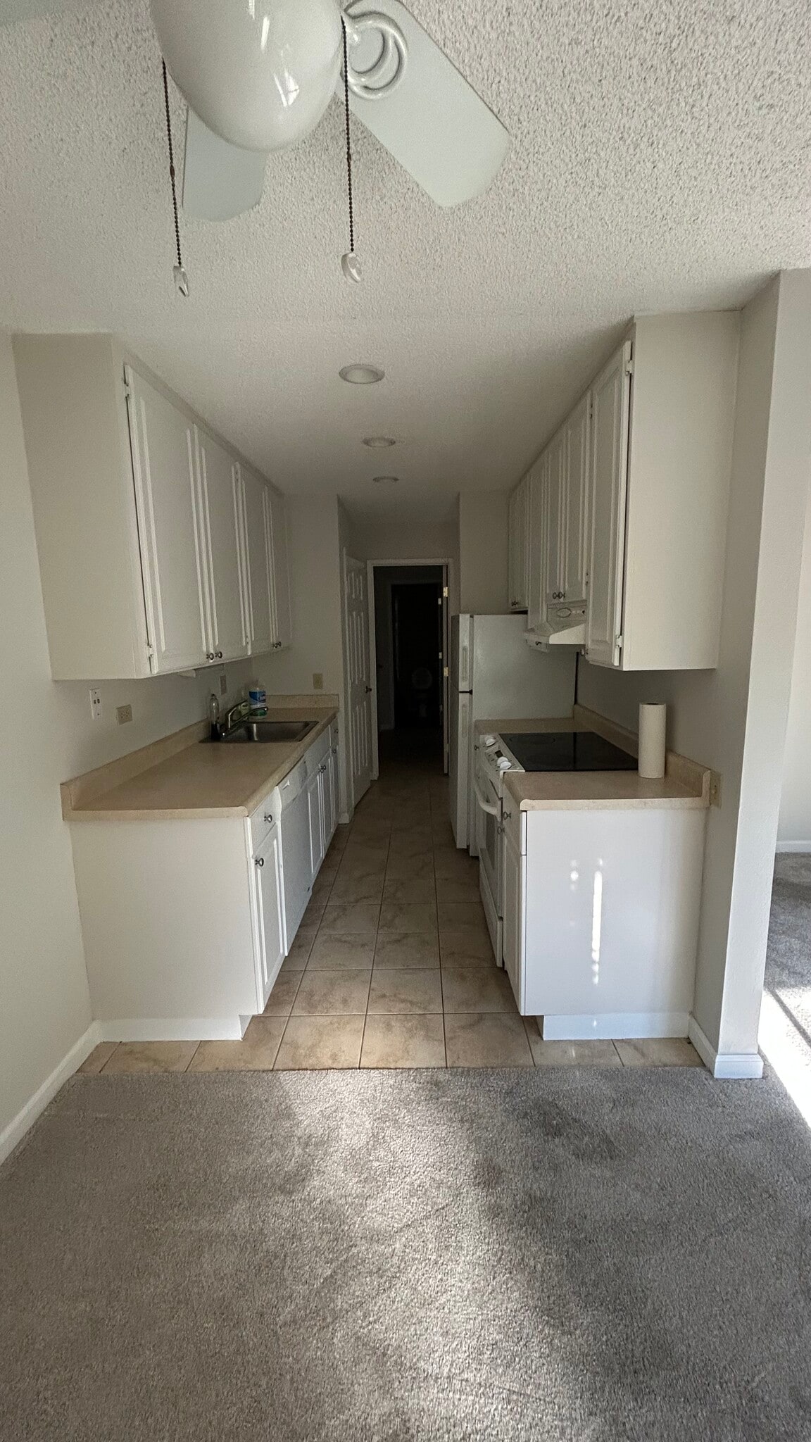 Kitchen - 871 Woodside Ln E