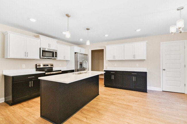 Building Photo - Pet Friendly Four Bedroom!