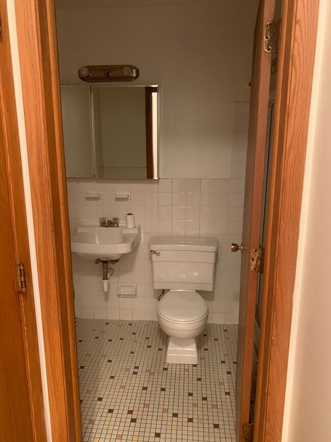 Interior Photo - 800-UNIV