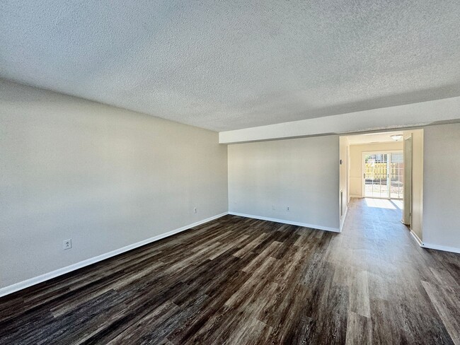 Building Photo - Updated 3-Bedroom Townhome 03-25-26!! Fenced yard, excellent School Zones!!