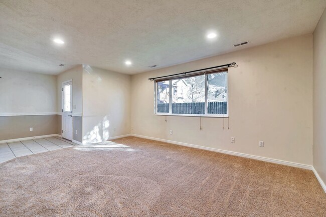 Building Photo - 3 Bed - 2.5 Bath, Beautiful Home in Ogden - Fully Fenced Yard! - Available on June 10th!