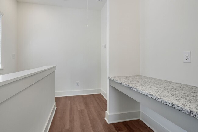 Building Photo - Self-tour this home in person with the Rently Tours App!