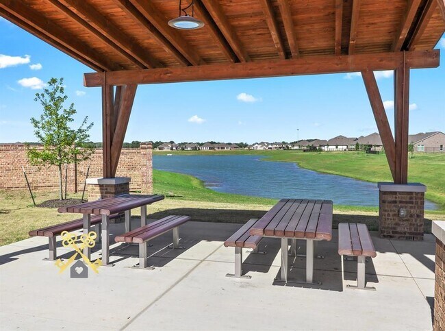 Building Photo - 2701 Bayrose Dr