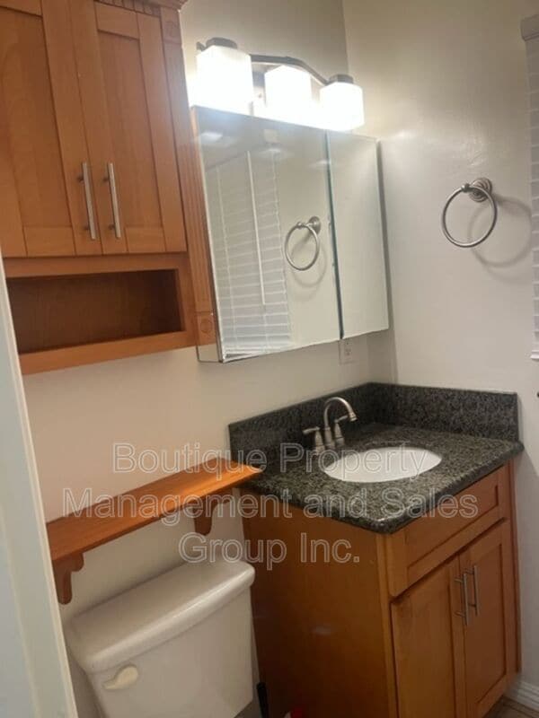 Building Photo - 930 E 1st St