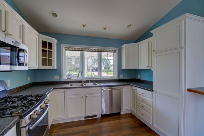 Building Photo - 2770 Sunflower Dr