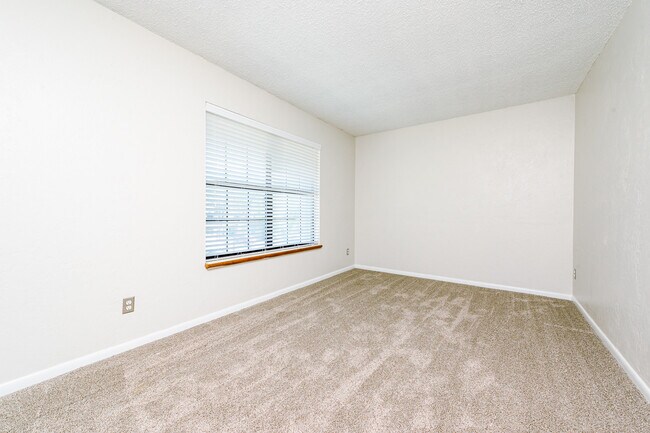 Building Photo - 14 Oakwood Park