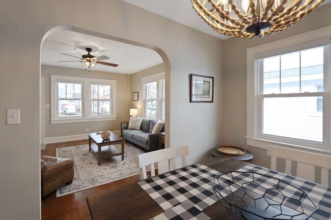 Building Photo - 215 E Cummings Ave